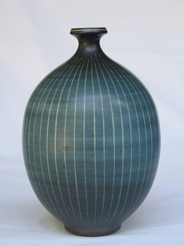 Sgraffito Bottle by Harrison McIntosh, 1974, 11cm x17cm tall (photo from Catherine McIntosh)